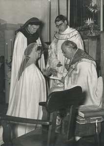 879209 Afbeelding van de wijding van een 'nieuwe' Zuster Augustines in de kapel van het klooster de Stad Gods van de ...